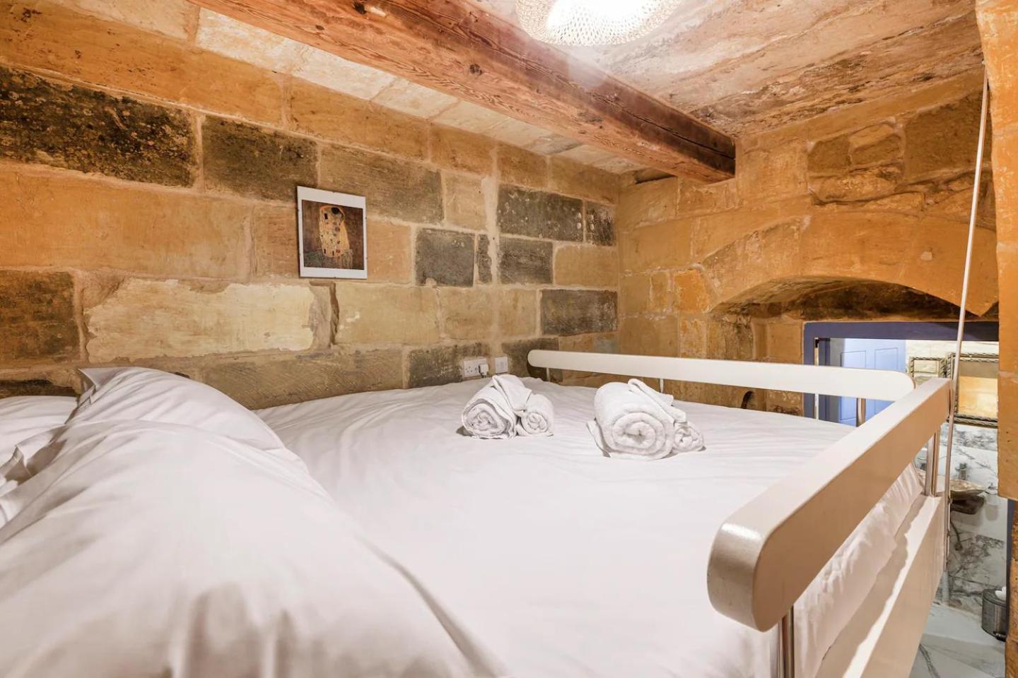 Historic Hideaways - 900 Year Old Converted Studios Victoria Buitenkant foto
