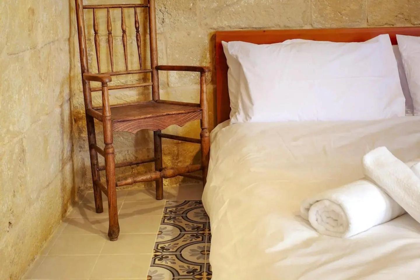 Historic Hideaways - 900 Year Old Converted Studios Victoria Buitenkant foto