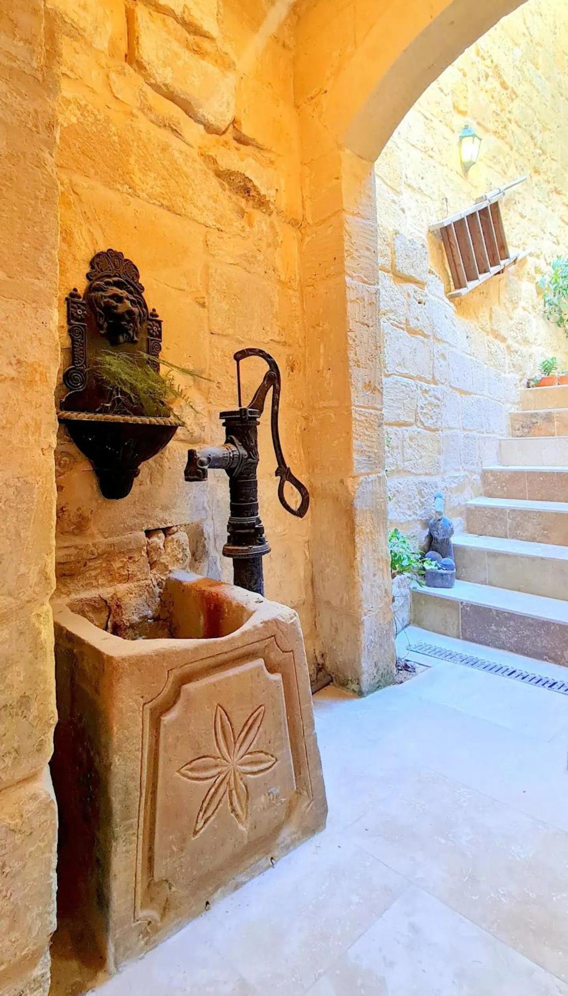 Historic Hideaways - 900 Year Old Converted Studios Victoria Buitenkant foto