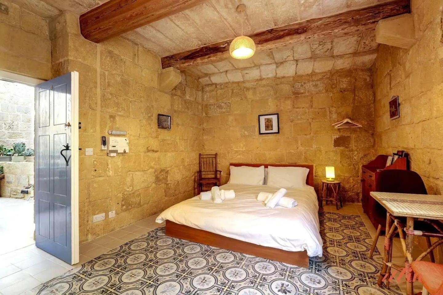 Historic Hideaways - 900 Year Old Converted Studios Victoria Buitenkant foto