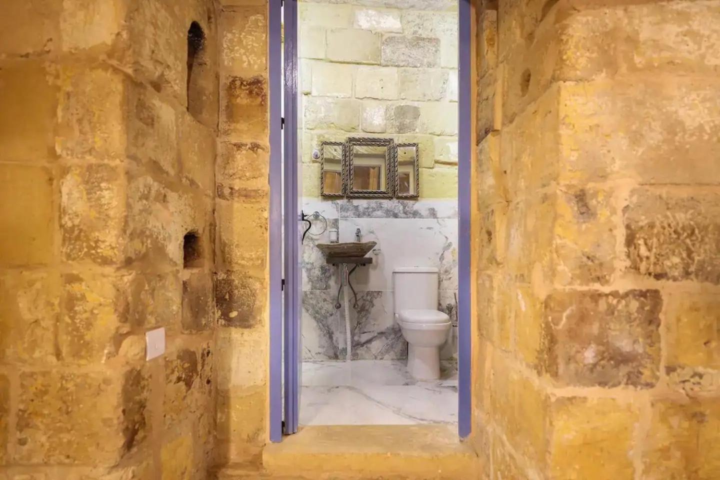 Historic Hideaways - 900 Year Old Converted Studios Victoria Buitenkant foto