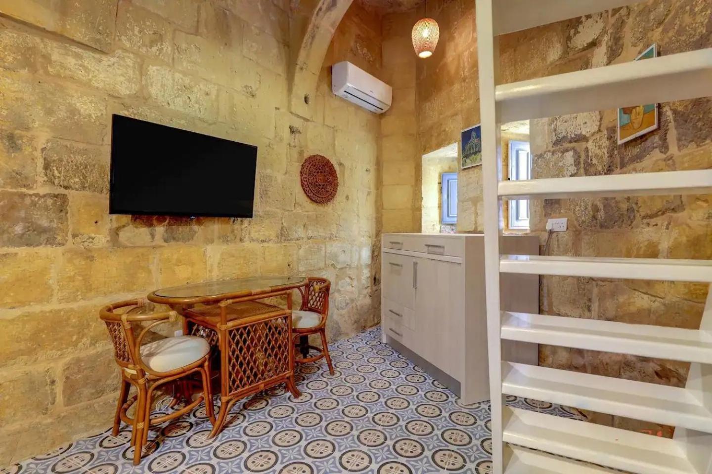 Historic Hideaways - 900 Year Old Converted Studios Victoria Buitenkant foto