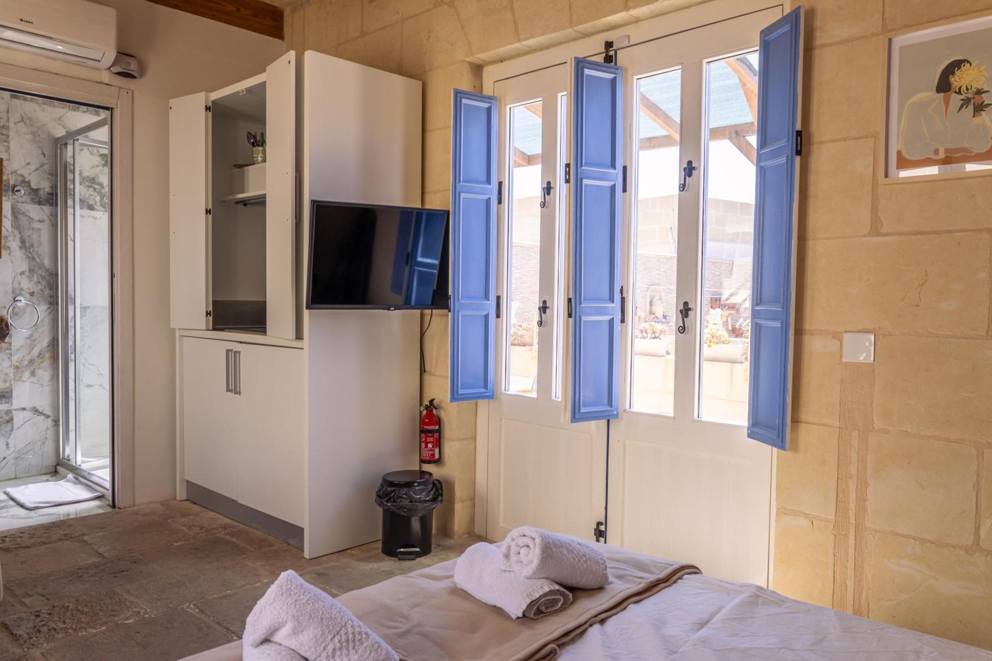 Historic Hideaways - 900 Year Old Converted Studios Victoria Buitenkant foto