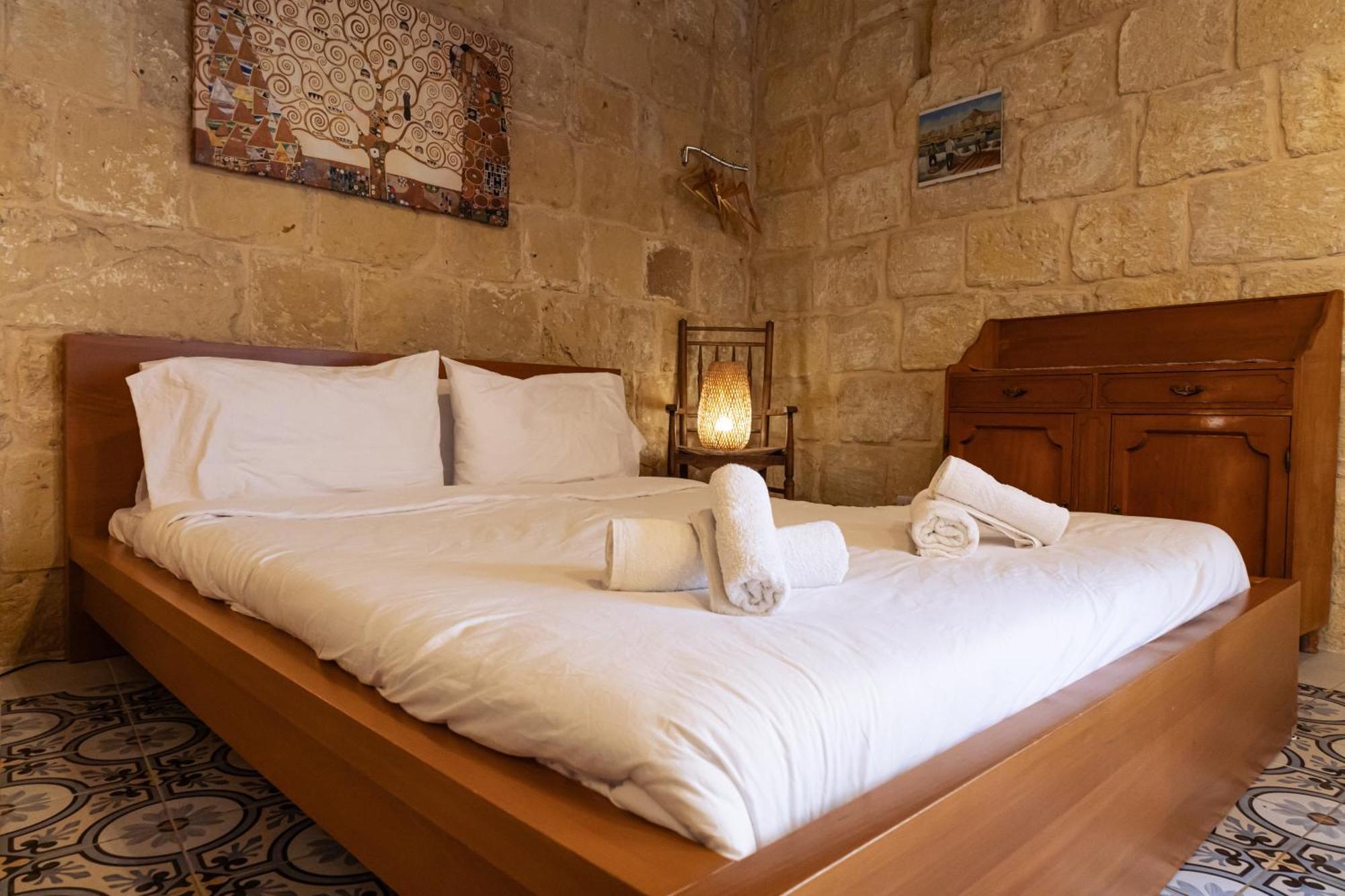 Historic Hideaways - 900 Year Old Converted Studios Victoria Buitenkant foto