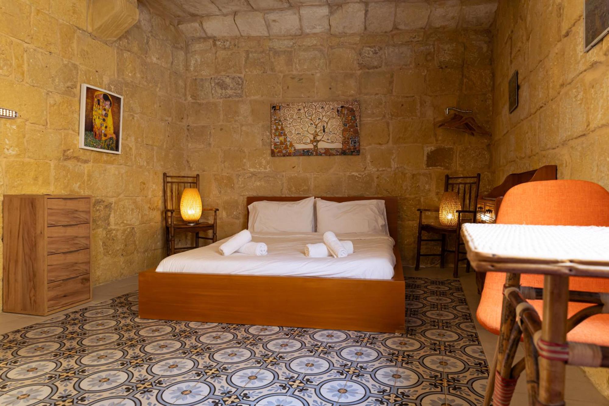Historic Hideaways - 900 Year Old Converted Studios Victoria Buitenkant foto