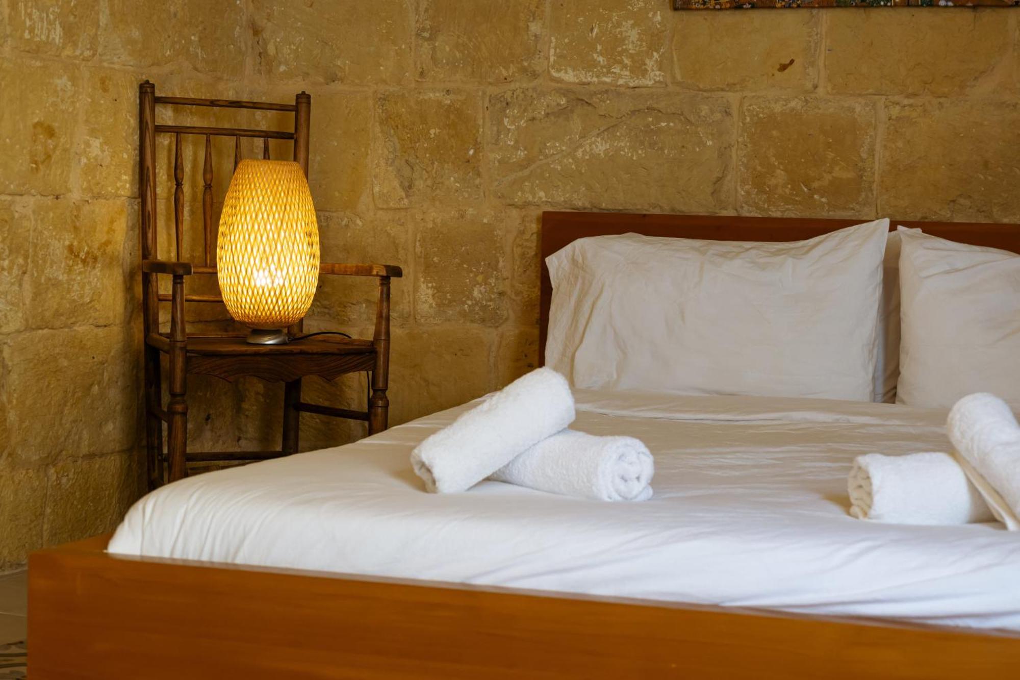 Historic Hideaways - 900 Year Old Converted Studios Victoria Buitenkant foto
