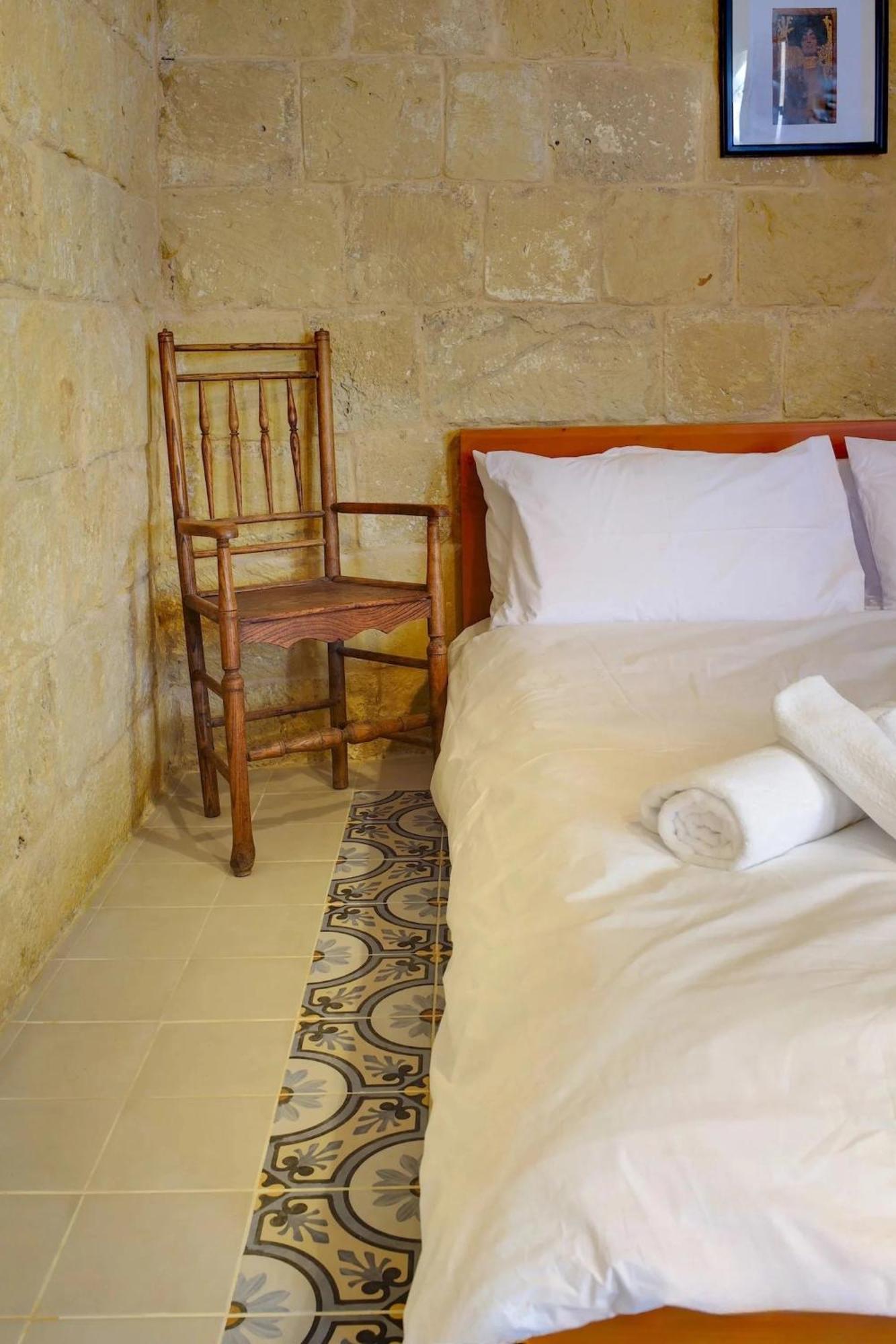 Historic Hideaways - 900 Year Old Converted Studios Victoria Buitenkant foto