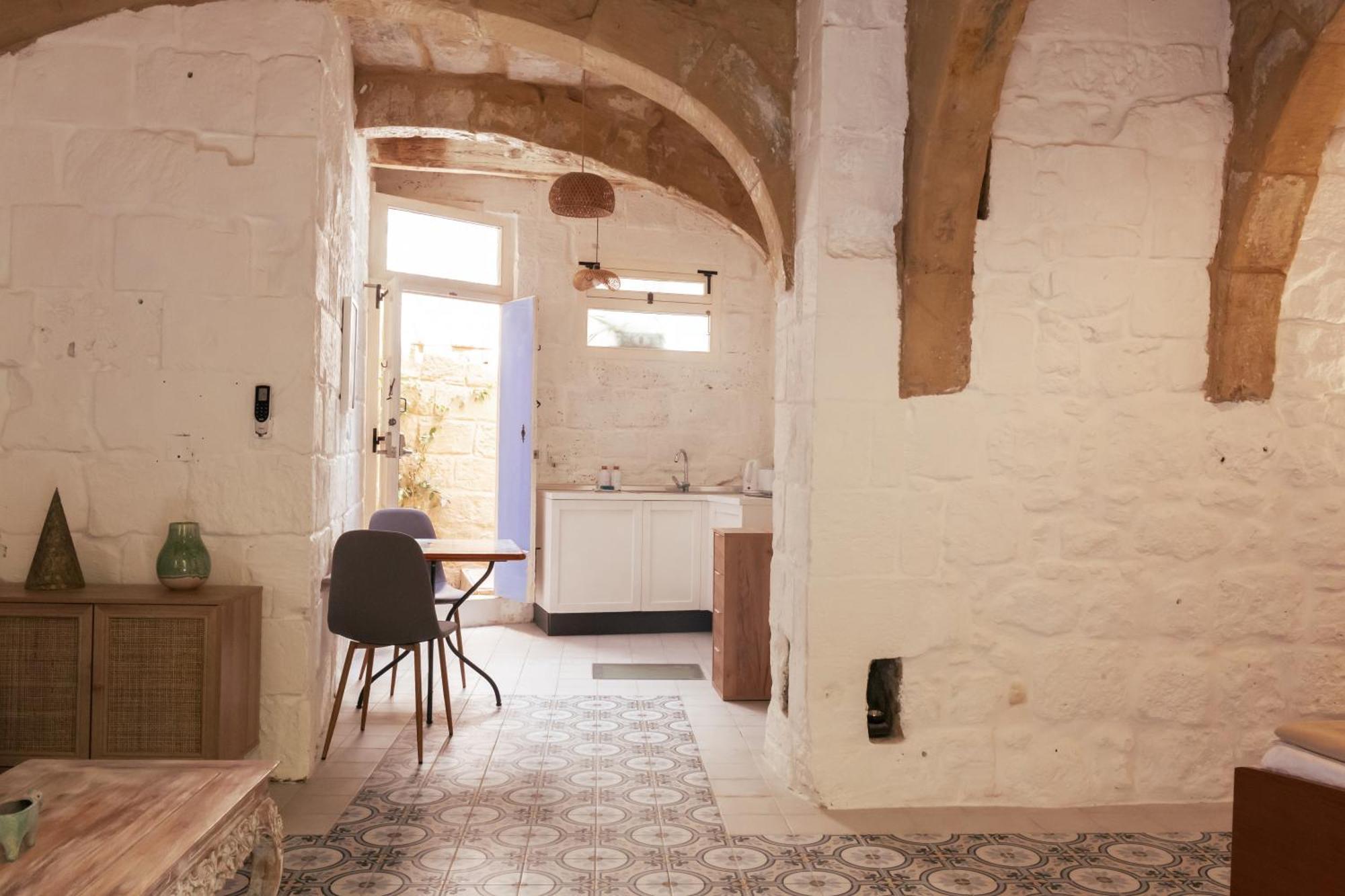 Historic Hideaways - 900 Year Old Converted Studios Victoria Buitenkant foto