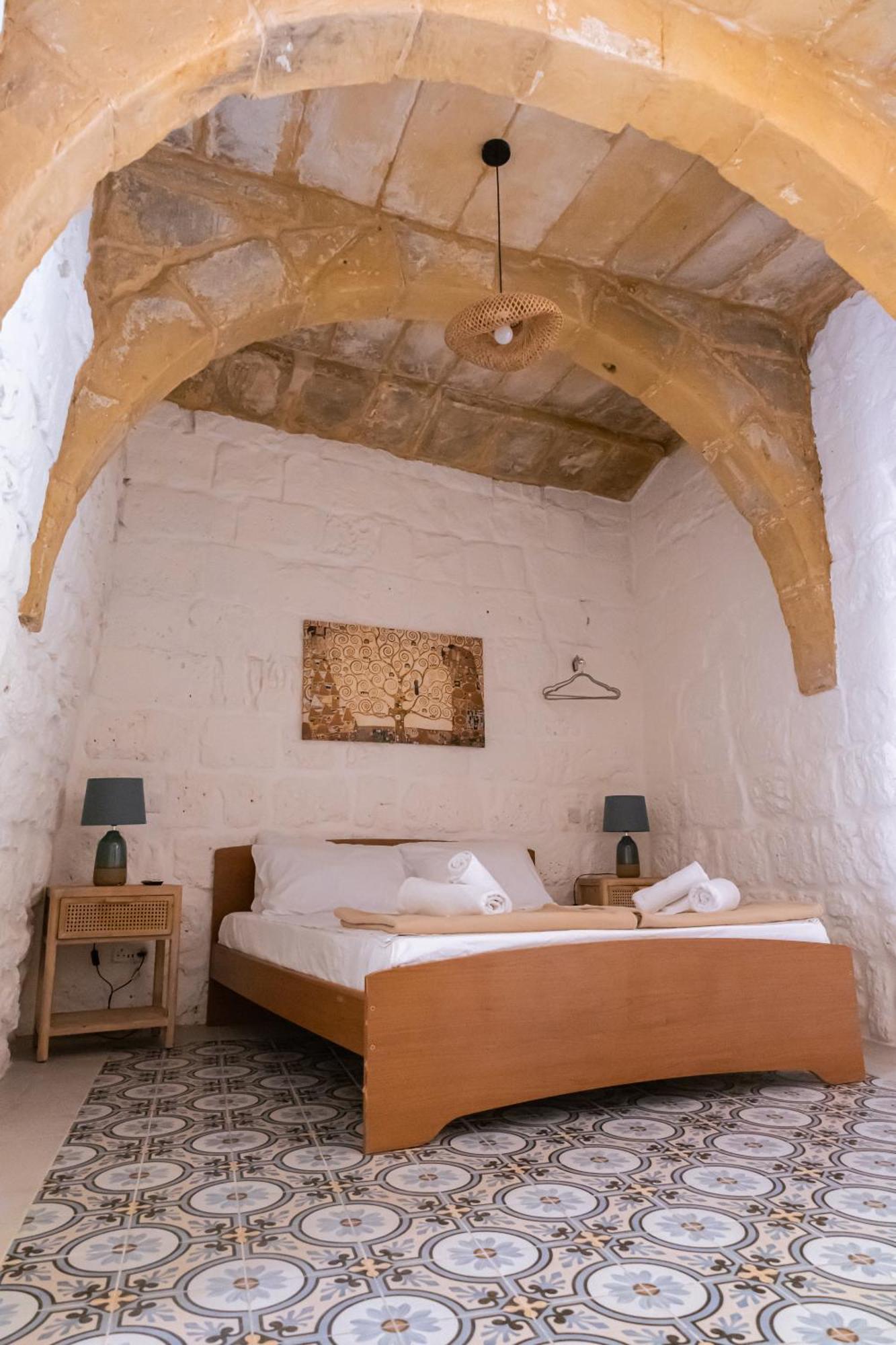 Historic Hideaways - 900 Year Old Converted Studios Victoria Buitenkant foto