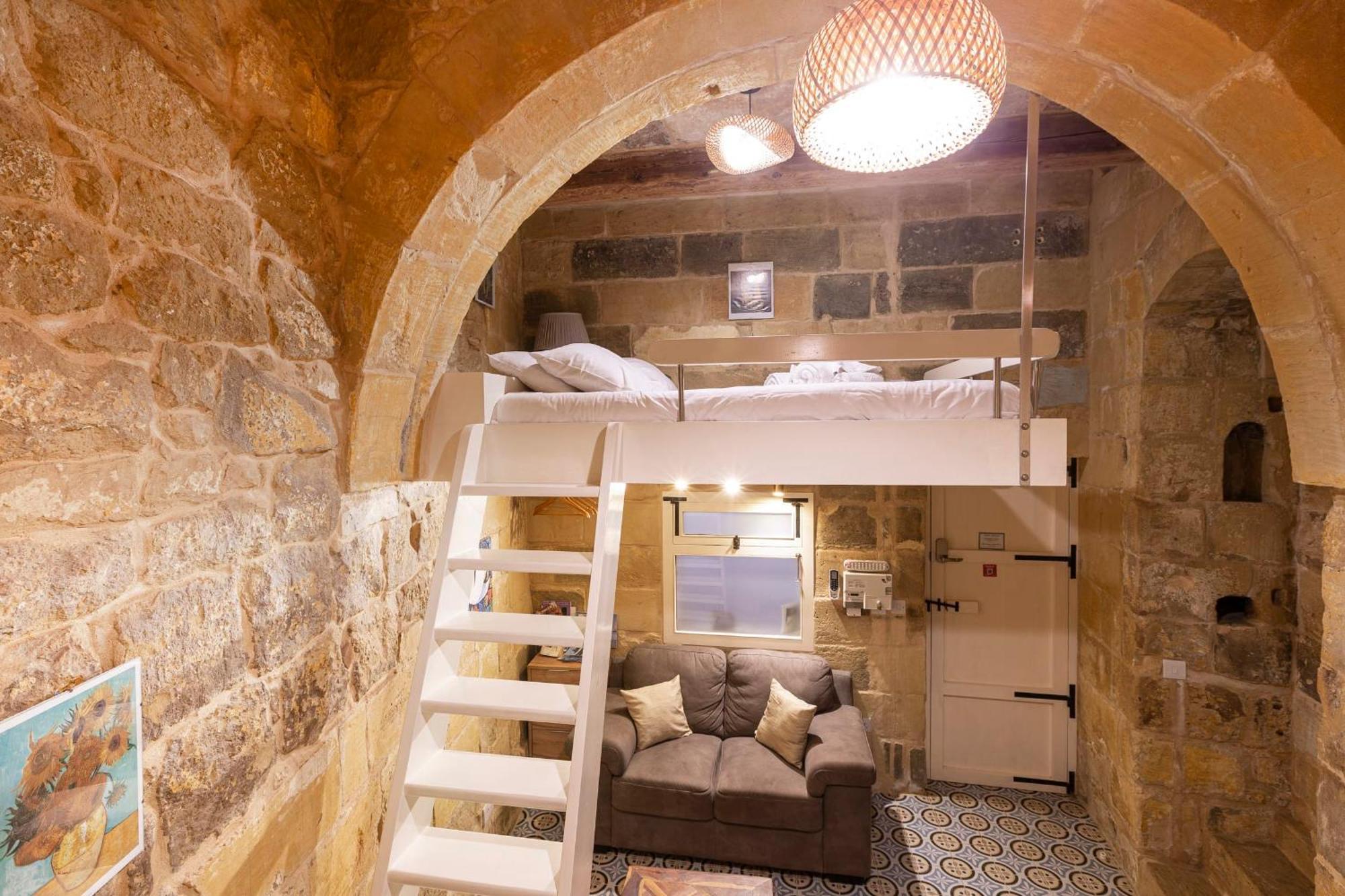 Historic Hideaways - 900 Year Old Converted Studios Victoria Buitenkant foto